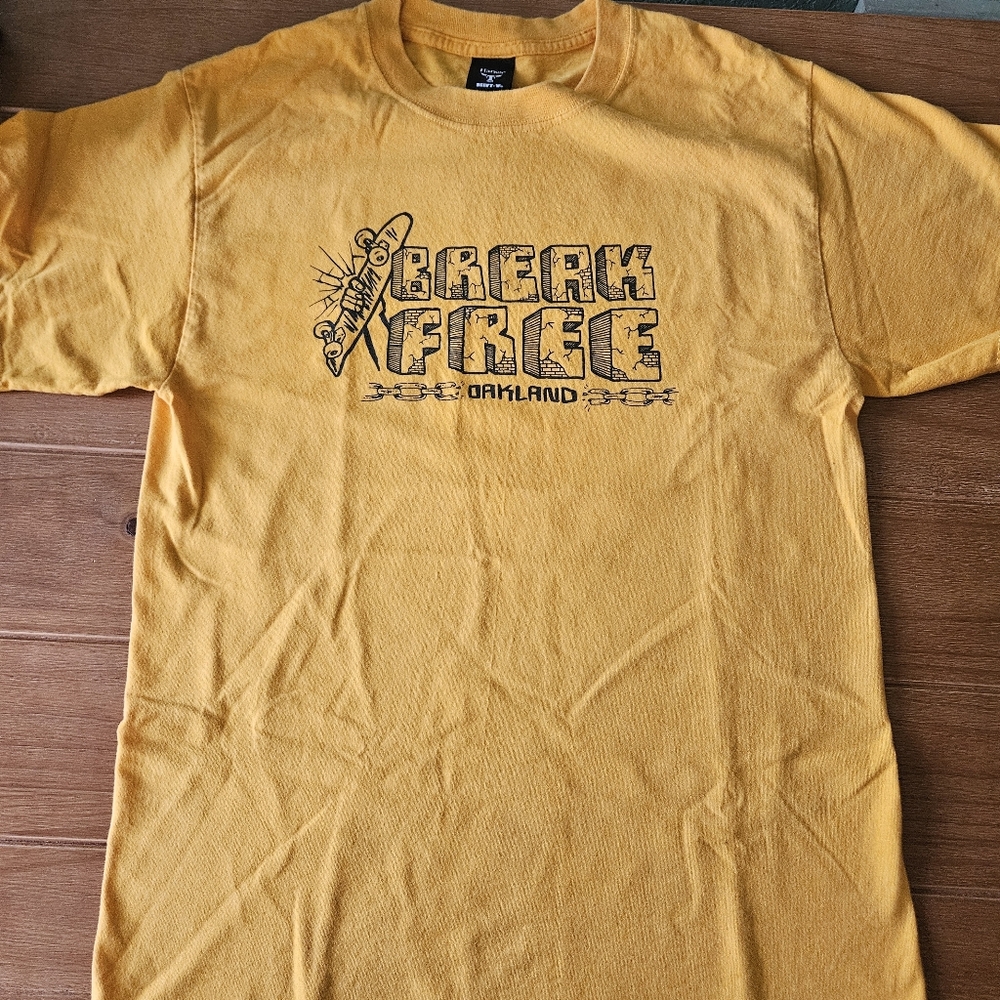 Break Free Oakland Graphic T-Shirt Yellow Streetwear Skate Punk Tee Size Medium